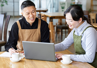 店舗の数字を確認するスタッフ